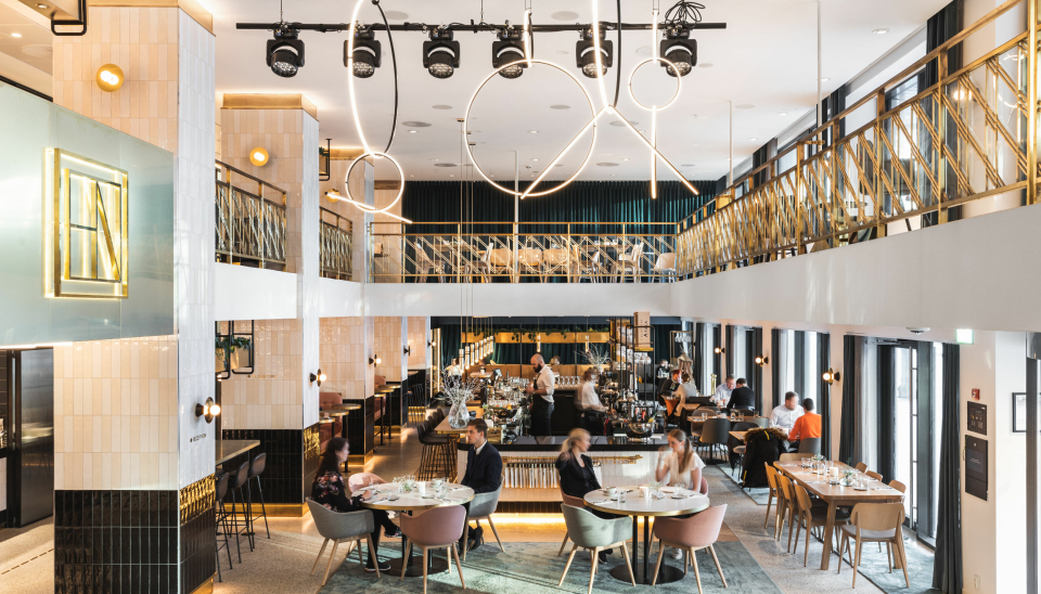 FULLE HUS: Café Norge har vært en enorm suksess etter åpning sommeren 2018. Restauranten ligger i førsteetasje til Scandic-hotellet, Hotel Norge.