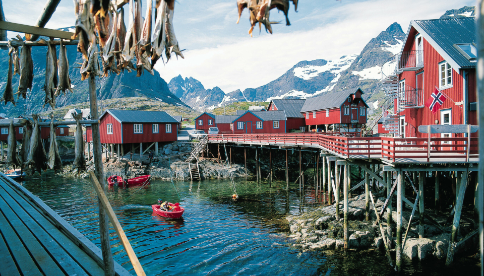 IDYLL: Det er ikke kanskje ikke så rart utenlandske turister strømmer til Norge. Å Rorbuer består av 20 rorbuer i tillegg til restaurant.