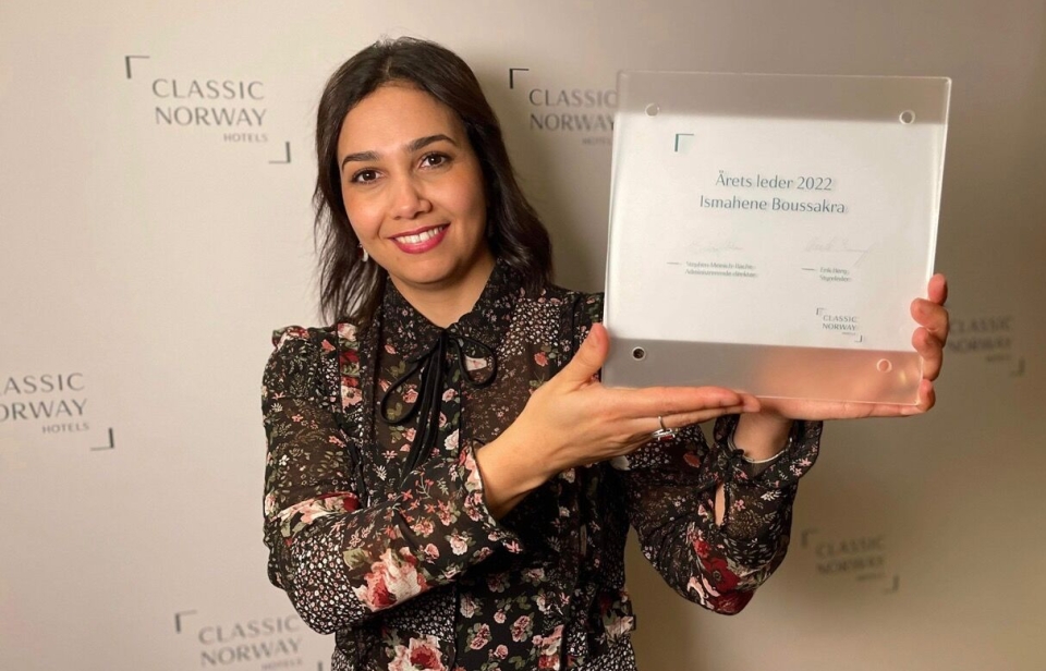 JUBLENDE GLAD: Direktør ved Refnes Gods Ismahene Boussakra har jobbet en årrekke ved hotellet. I fjor satte hotellet omsetningsrekord.