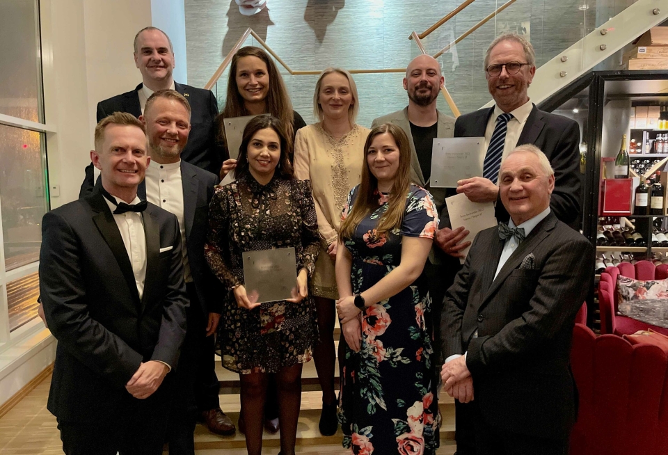 ÅRETS VINNERE: Classic Norway Hotels har gjennomført årets gallafest med prisutdeling til vinnerne av «Classic Norway Hotels Awards». Her er vinnerne (bak fra venstre) Yngve Strand «Årets Fagpris, Alexandra Anker v/ Nyvågar «Årets kjøkken», Magdalena Pielach-Plodzien v/ Aksjemøllen «Årets medarbeider», Morten Houge og Reidar With v/ Nøgne Ø /Hansa «Årets leverandør».
Ola Elias Åndal v/ Grand Hotel «Årets hotell», Ismahene Boussakra v/ Refsnes Gods «Årets leder», Marion Renée Skjegstadv/ Grand Hotel sammen med adm.dir Stephen Meinich-Bache (foran tv) og eier Erik Berg (foran th).