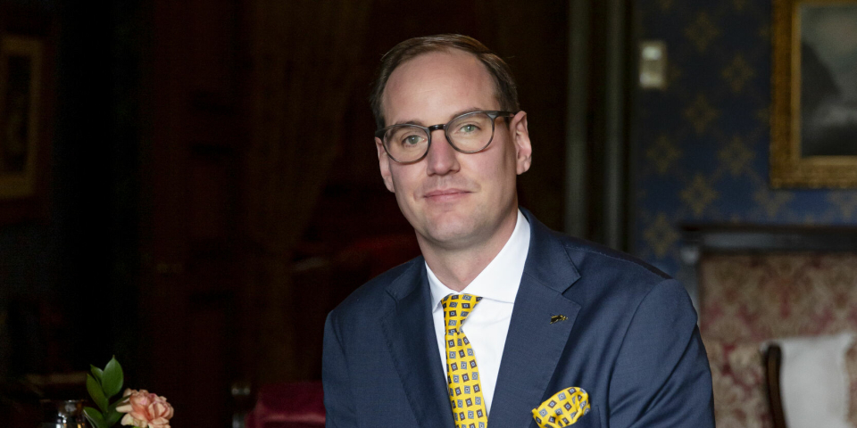 OFFENSIV: Hotelldirektør Filip Åbom har positiv på vegne av Dalen Hotell. 38-åringen melder om mange bestillinger for 2023.