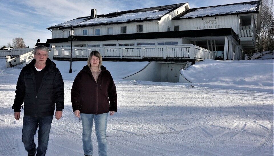 GIR IKKE OPP: Linda Maribo har tatt initiativ til spleis for å gi inntekter til hotellet i Våler i Solør. Her sammen med lokalpolitiker- og patriot Svein Arne Konterud. GIR IKKE OPP: Linda Maribo har tatt initiativ til spleis for å gi inntekter til hotellet i Våler i Solør. Her sammen med lokalpolitiker- og patriot Svein Arne Konterud.