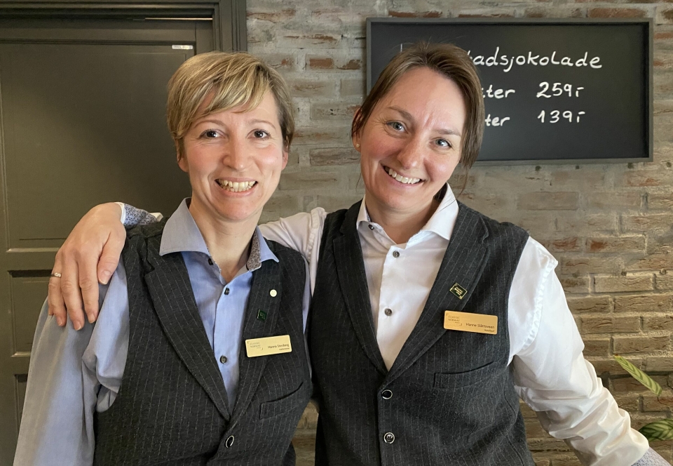GOD STEMNING: Møllemester Hanna Stenberg (til venstre) sammen med resepsjonssjef Hanne Slåttsveen. Boutiquehotellet går godt.– Jeg er overrasket over den store økningen, sier Hanna.
