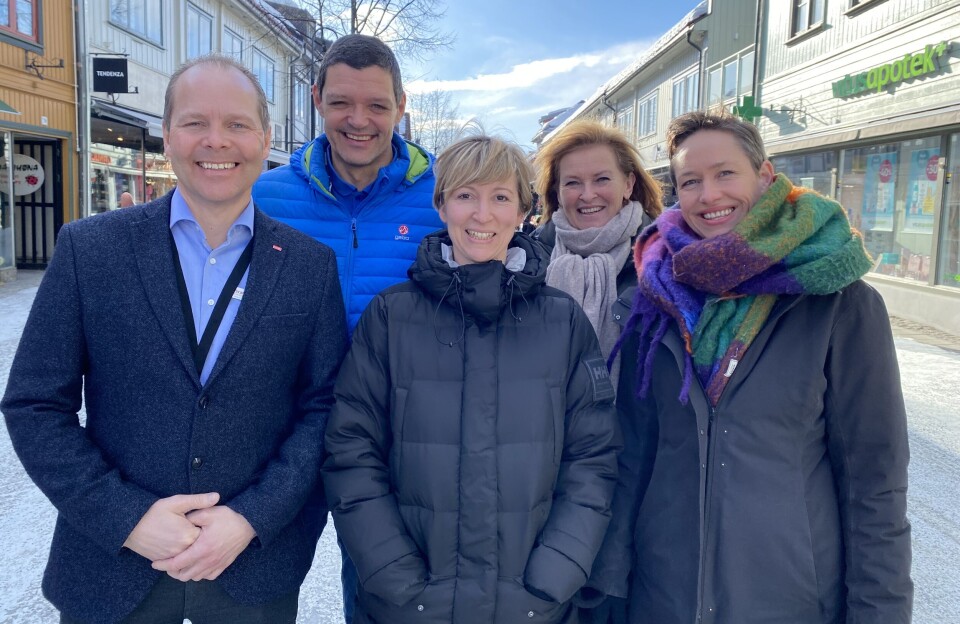HERLIG GJENG: Selv om de er konkurrenter, er samarbeid og en god tone det viktigste for denne Lillehammer-gjengen. Foran fra venstrer Erik Fostervoll, Scandic Victoria Lillehammer, Geir Evensen, Stasjonen Hotell, Hanna Stenberg, Aksjemøllen, Marianne Haraldsen, Clarion Collection Hotel Lillehammer og Anette Seglem, First Hotel Breiseth. HERLIG GJENG: Selv om de er konkurrenter, er samarbeid og en god tone det viktigste for denne Lillehammer-gjengen. Foran fra venstrer Erik Fostervoll, Scandic Victoria Lillehammer, Geir Evensen, Stasjonen Hotell, Hanna Stenberg, Aksjemøllen, Marianne Haraldsen, Clarion Collection Hotel Lillehammer og Anette Seglem, First Hotel Breiseth.