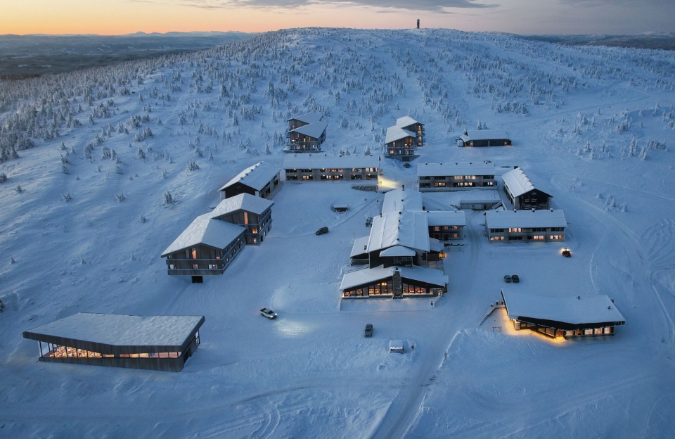 IDYLL: Det er ikke noe småtteri som planlegges på Pellestova på Hafjell, 970 meter over havet. I midten ruver hotellet som skal utvides med en ekstra fløy. Lengst bak skal det bygges 16 leiligheter. Bygget i front skal huse slakteri og butikkutsalg i 1. etasje - og restaurant i 2. etasje.