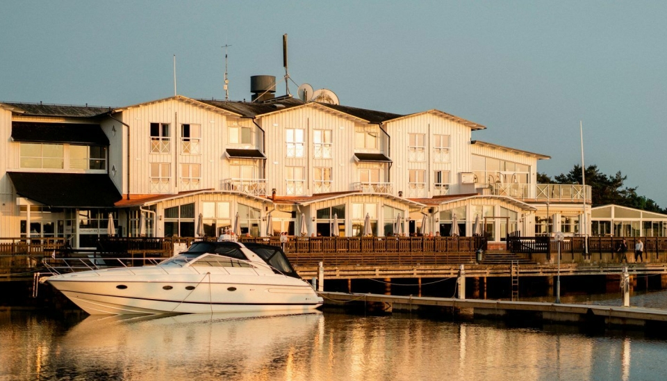 POPULÆRT: Hotellet ligger fantastisk til med sjøen som nærmeste nabo. På sommeren koker det i båthavnen og på Tanumdstrand Spa & Resort.