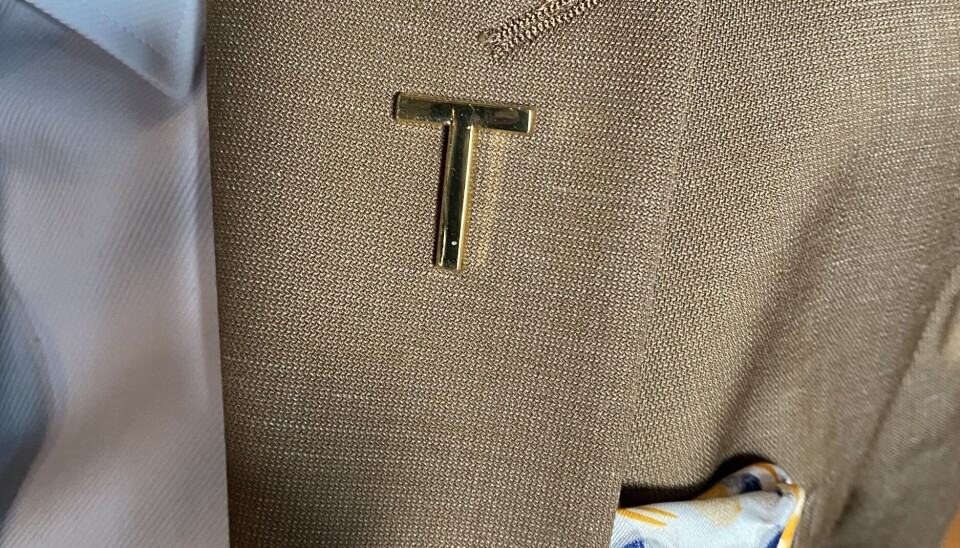 FORPLIKTER: The Thief har høstet internasjonale priser, og det er mange kjente fjes og stjerner som besøker hotellet. På jakkeslaget har Robert en forgylt T.