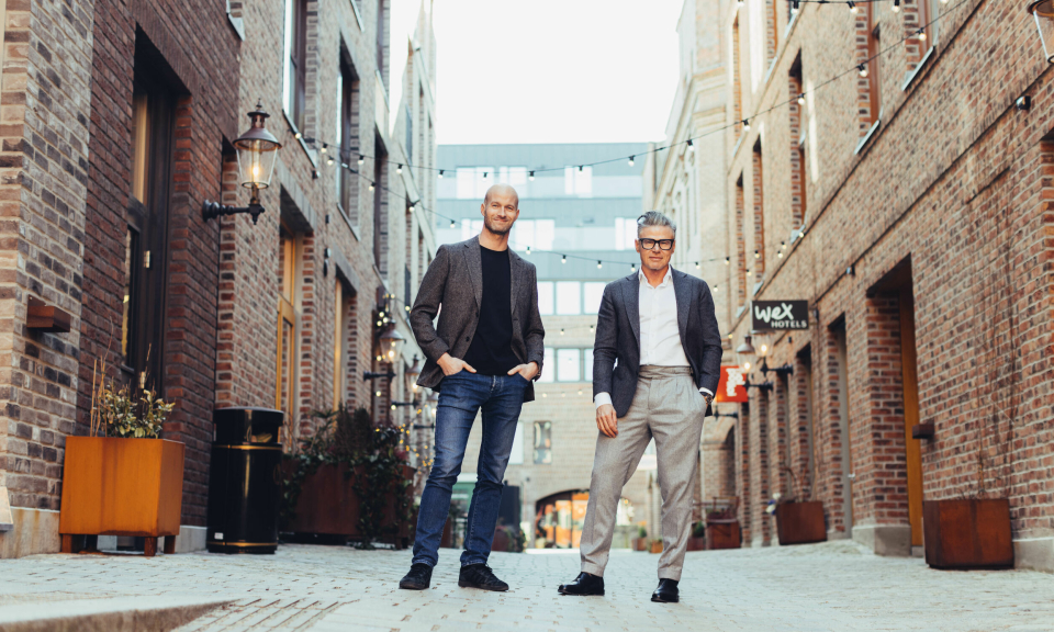 SATSER: Tidligere hotelldirektør på Sommerro, Jarle Moen (til høyre), blir nå daglig leder og partner for Cityplan i Fredrikstad. Her er Jarle sammen med gründer og eier av Cityplan, Sander Grundvig.