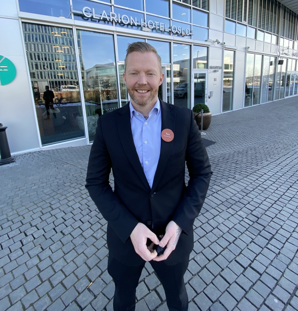 BLID SVENSKE: Tore Carlsson Sægrov har vært direktør ved Clarion Hotel i Oslo under ett år - men melder om gode tider for hotellet i Bjørvika.
