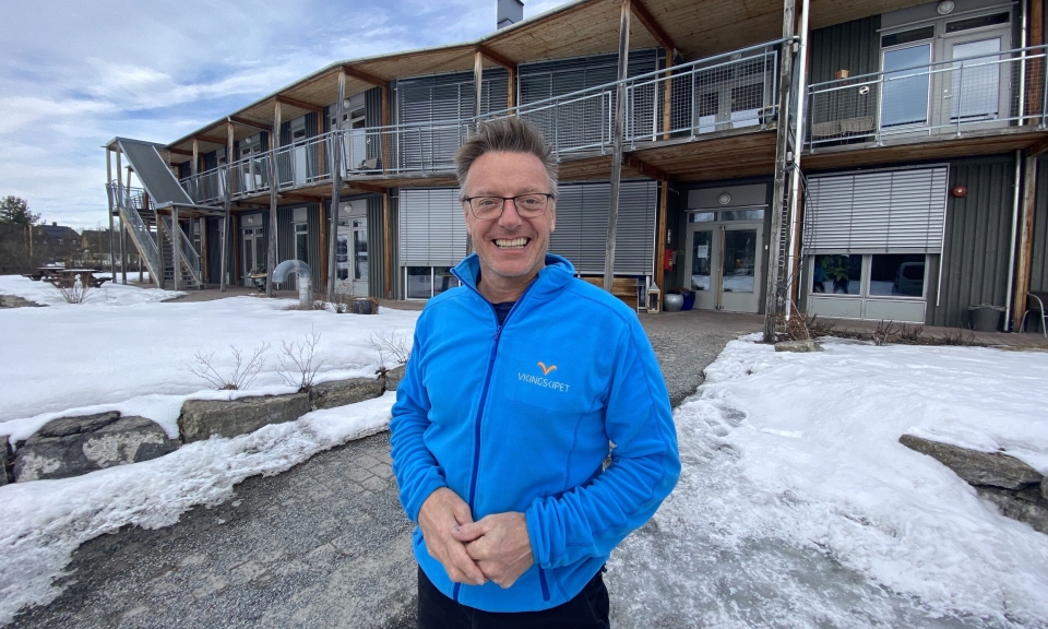 BLID KAR: Ole Røhnebæk har god grunn til å smile: Hamar Vandrerhjem Vikingskipet går godt til tross for stor konkurranse fra byens mange hoteller.