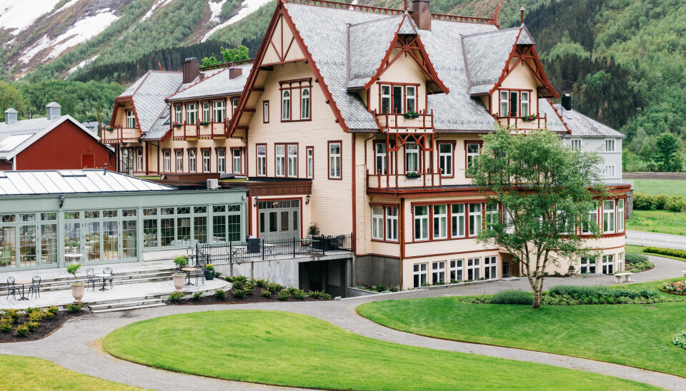 IDYLL: Hotellet ligger svært idyllisk til med fjell og fjord som nærmeste nabo. I tillegg har hotellområdet store park- og hageområder. IDYLL: Hotellet ligger svært idyllisk til med fjell og fjord som nærmeste nabo. I tillegg har hotellområdet store park- og hageområder.
