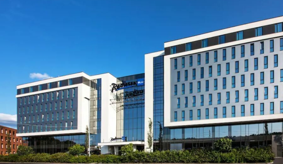 GIGANTISK: Radisson-hotellet på Alna ligger få kilometer unna Oslo sentrum. .
