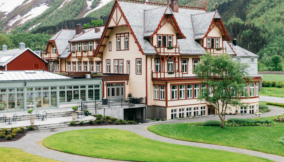 IDYLL: Det er ikke noe å si på beliggenheten til det fantastiske hotellet i Norangsfjorden i Ørsta kommune på Sunnmøre. Hotellet har nylig pusset opp for 270 millioner.