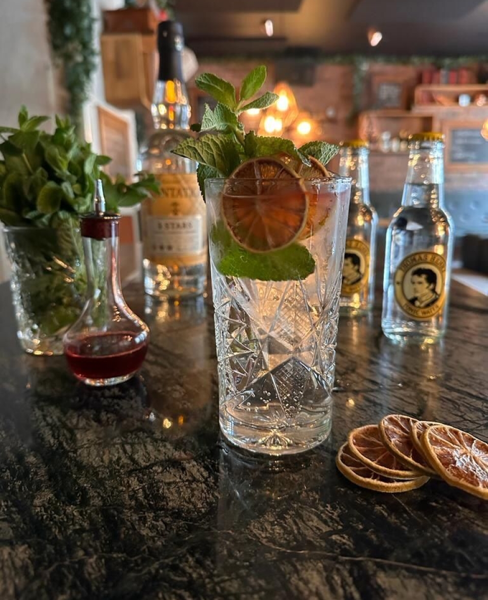 SLUKK TØRSTEN: Rom & Tonic skal visstnok være en slager. Se faktaboks for oppskrift.