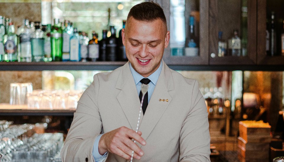 2 X GULL: Den verdenskjente bartenderen Adrián Michalčík jobber til daglig på Amerikalinjen.