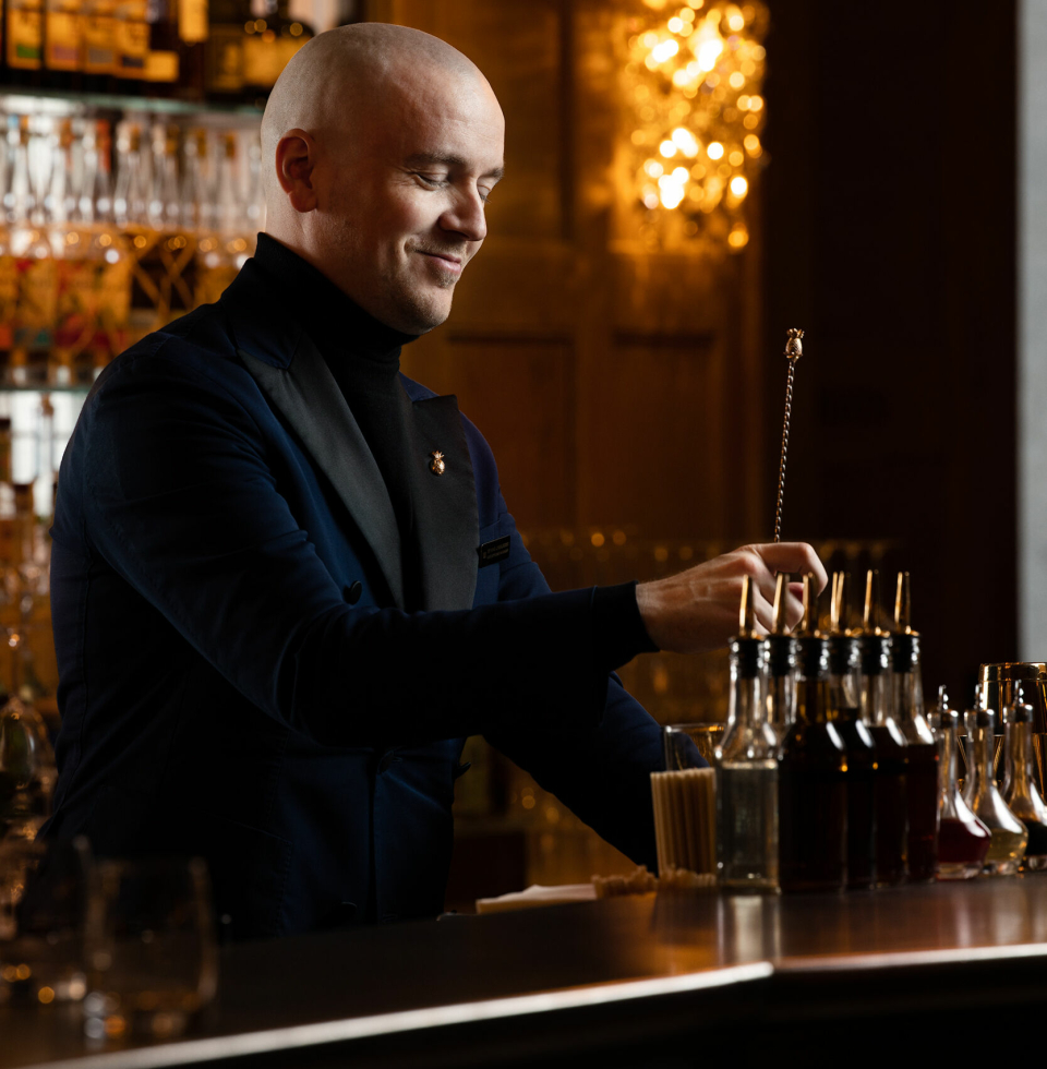 MESTER PÅ DRINKER: Head bartender Øyvind Lindgjerdet hos Britannia Bar i Trondheim bruker mye akevitt i sine drinker.