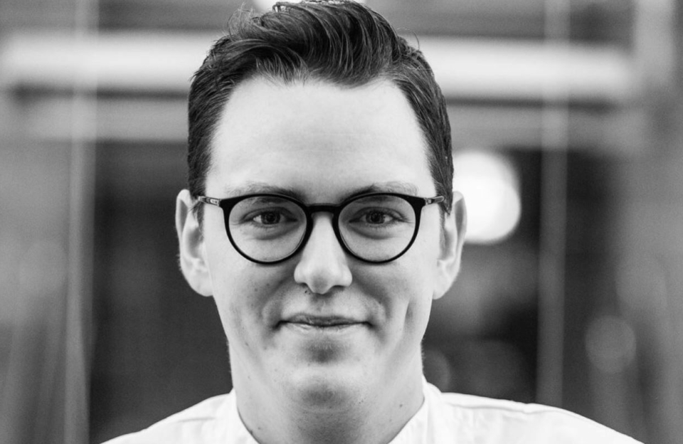 BLIR SJEF: Den 26 år gamle trønderen Nils Flatmark er ansatt som Executive Head Chef & Food and Beverage Manager på Storfjord Hotel.