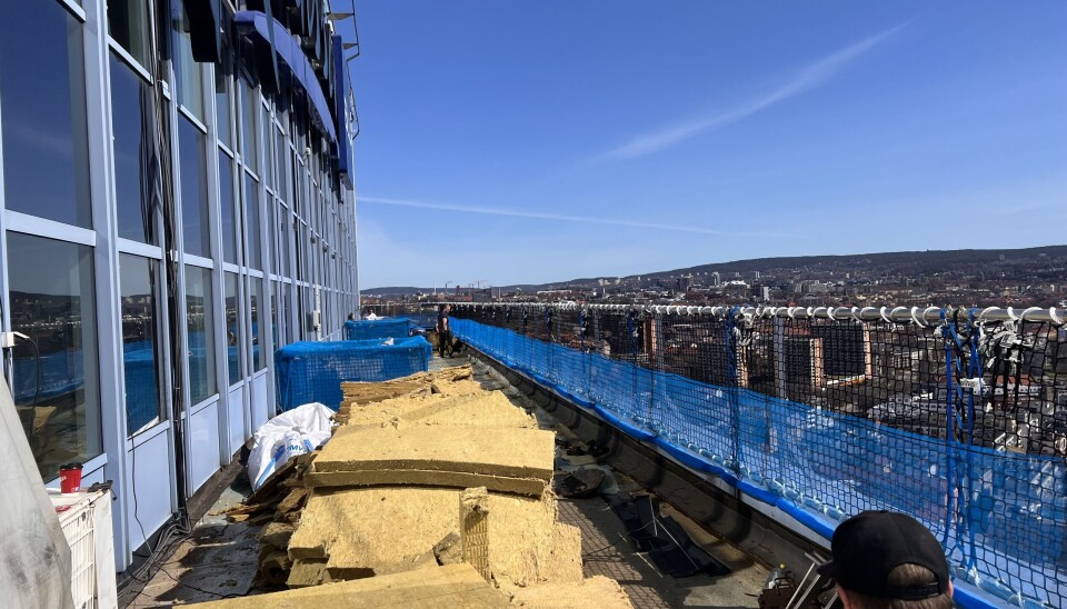 HØYT OVER OSLO: Takterrassen i 34. etasje på Radisson Blu PLaza Hotel Oslo ligger 110 meter over bakken - men utstyret må heises 130 meter over bakken. Terrassen er 200 m2. HØYT OVER OSLO: Takterrassen i 34. etasje på Radisson Blu PLaza Hotel Oslo ligger 110 meter over bakken - men utstyret må heises 130 meter over bakken. Terrassen er 200 m2.