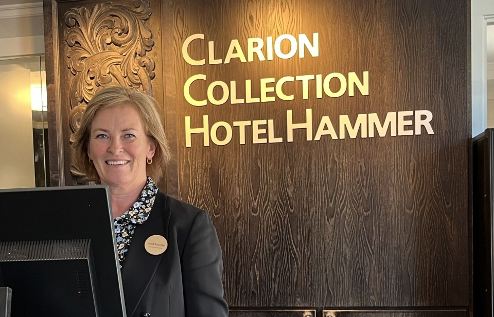 HOLDER KOKEN: Marianne Haraldsen stortrives på Lillehammer og i direktør-jobben på Clarion Collection Hotel Hammer. 57-åringen har ingen planer om å gi seg etter 22 år på samme arbeidsplass.