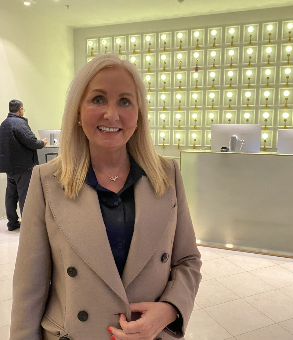 DYKTIG LEDER: 62 år gamle Toril skaper svært gode resultater på Grand Hotel. I bakgrunnen den fantastiske og spesielle resepsjonen.