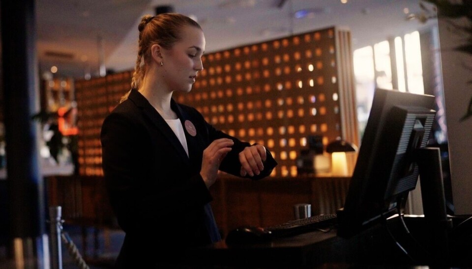 TIL HJELP: Smartklokker er tatt i bruk på Clarion Hotel Sign i Stockholm. Målet er at jobben skal bli enklere og morsommere. TIL HJELP: Smartklokker er tatt i bruk på Clarion Hotel Sign i Stockholm. Målet er at jobben skal bli enklere og morsommere.