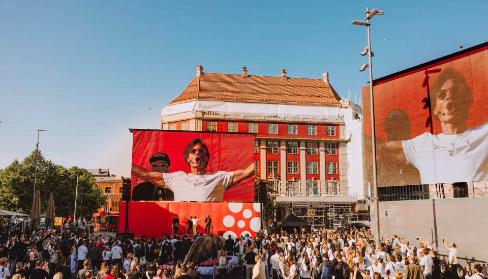 GOD STEMMING: Nordic Choice Hotels er historie - fra og med mandag 22. mai er det Strawberry som gjelder. Bildet er hentet fra mandagens show utenfor hotellet Amerikalinjen rett ved Oslo S. GOD STEMMING: Nordic Choice Hotels er historie - fra og med mandag 22. mai er det Strawberry som gjelder. Bildet er hentet fra mandagens show utenfor hotellet Amerikalinjen rett ved Oslo S.