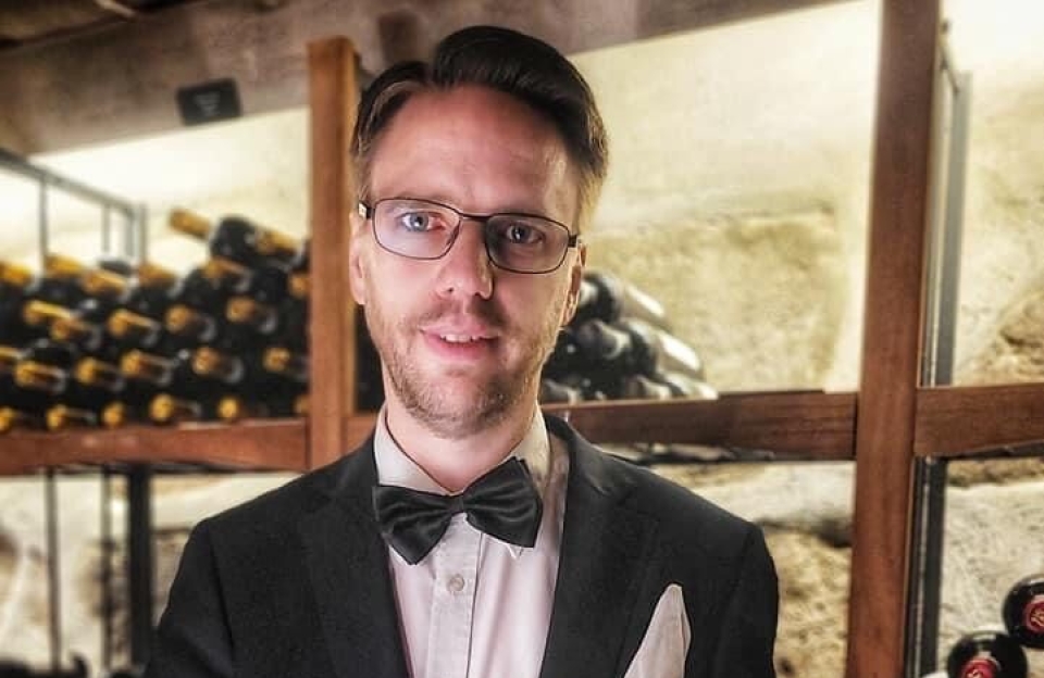 FAGLIG STERK: Espen Korsveien har masse erfaring fra restaurantbransjen, og har i tillegg bred utdannelse. Nå er han vinansvarlig på Hotell Refnes Gods.