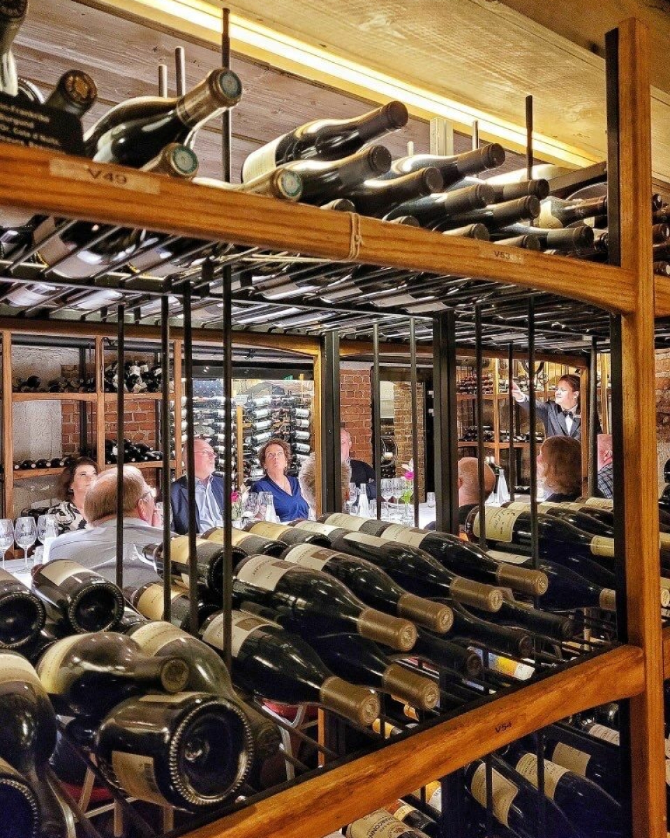 BREDT UTVALG: Hotellet har rundt 5000 flasker vin fra store deler av verden. Snart skal de selge en 201 år gammel Madeira-vin.