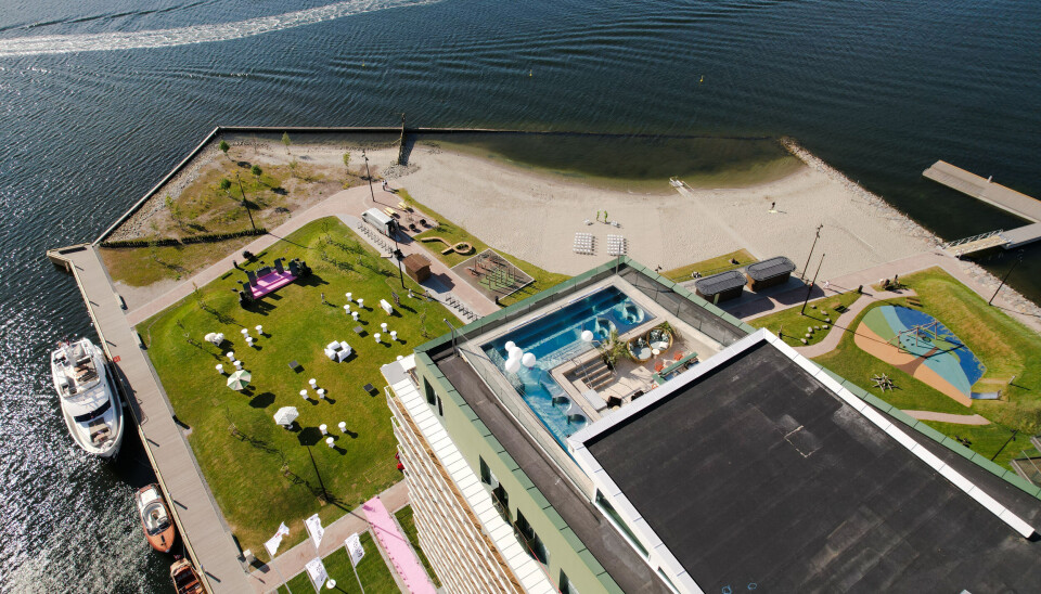 IDYLLIKS: Hotellet har holdt åpent siden 22. mai. Beliggenheten er det ingenting i veien med - hotellet ligger kun et langskudd unna Oslofjorden.