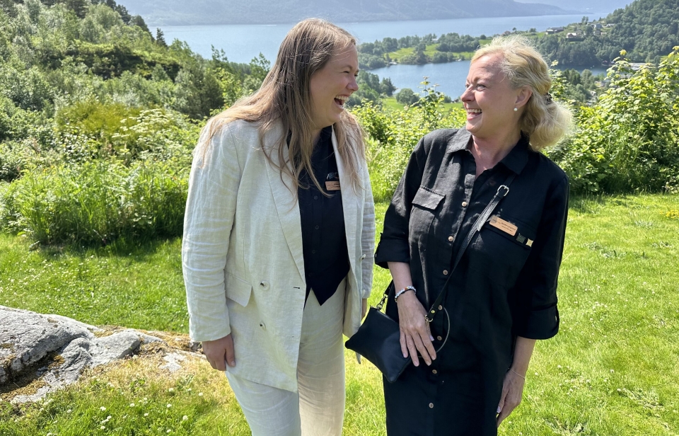 GOD STEMNINIG: Direktør Benthe Langeland (til høyre) og hotellsjef Karoline Granerud har jobbet sammen i nå år på Storfjord Hotel. Hotellet tjener nå penger for første gang siden Flakk-familien overtok hotellet i 2015.