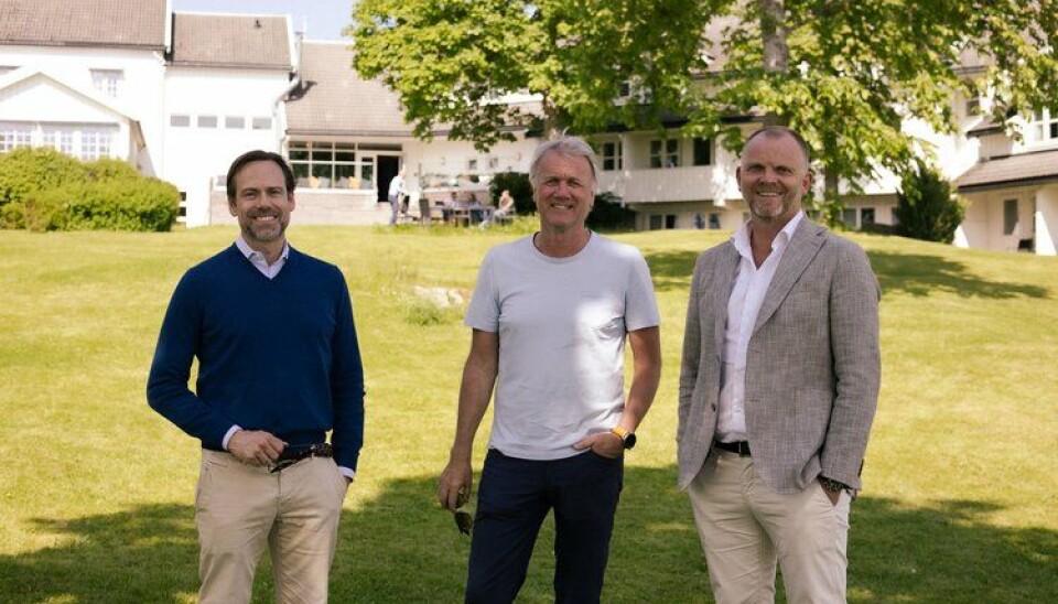 AVTALE I BOKS: Adm. direktør i Heimr Collection, Endre Glastad (til venstre), styreleder i Jegtvolden Fjordhotell, Eirik Tronstad (midten) og CEO i Heimr Collection Terje Ropstad.