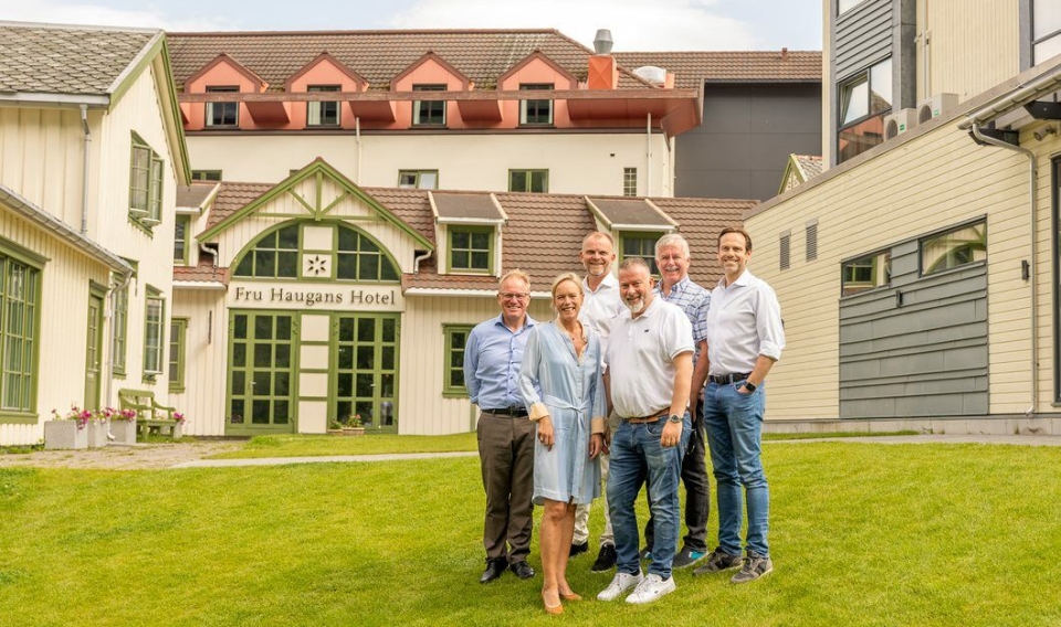 ENIGE: God stemning da denne gjengen ble samlet. Bak fra venstre: Hans Petter Hagen (Styreleder Heimr Collection), Terje Ropstad (CEO Heimr Collection), Paul Brodahl (Styremedlem Heimr Collection), Endre Glastad ( Eier HeimrCollection). Foran fra venstre: Ellen Løvold Strand (Eier Fru Haugans), Sverre Haakon Løvold Strand (Eier Fru Haugans).