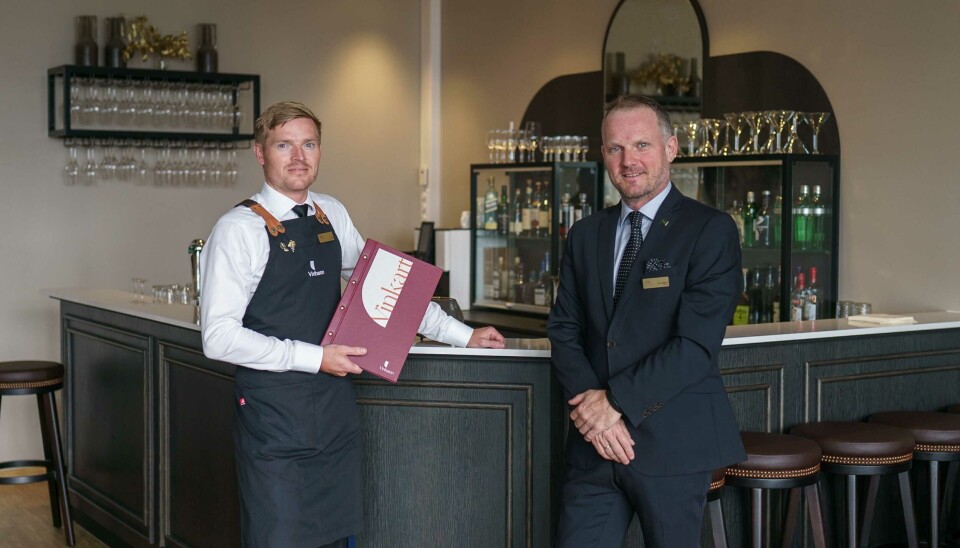 STOLTE: Vinsatsingen har gitt resultater i Molde. Fra venstre restaurantsjef Even Eide og hotelldirektør Roy Heggdal. Hovmester Ola Nordahl var ikke til stede da bildet ble tatt.