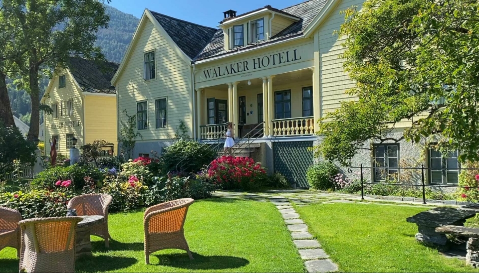 LUKUS I SOGN: Idylliske Walaker Hotell i Sogn har vært i familiens eie siden 1690. Direktør Ole Henrik melder om færre norske turister.