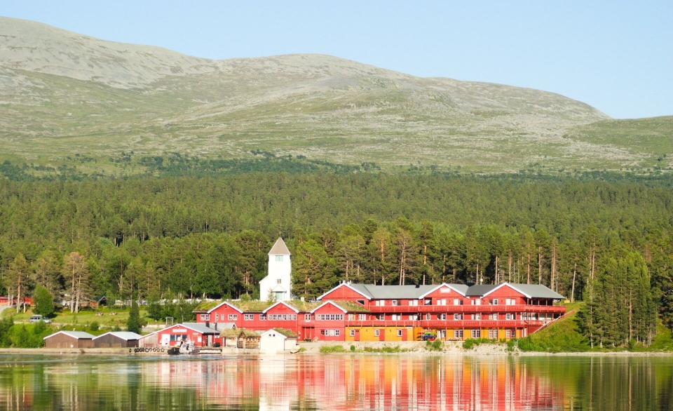 URØRT NATUR: Hotellet ligger fantastisk plassert med vann og feiende flott natur som nærmeste nabo i Engerdal kommune i Hedmark.