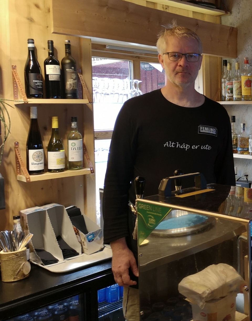 HARD INNSATS: Eier Bjørn Olsen har sivil jobb ved siden av hotelldriften. Betydningen av skriften på genseren 'alt håp er ute' betyr 'vær ute, det er der det skjer'.