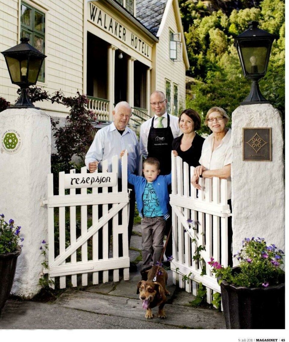 GENERASJONER: Det ligger mye historie i veggene til hotellet. Her er 8.,9. og 10. generasjon Nitter Walaker samlet utenfor hotellet. GENERASJONER: Det ligger mye historie i veggene til hotellet. Her er 8.,9. og 10. generasjon Nitter Walaker samlet utenfor hotellet.