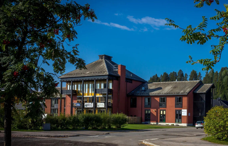 GÅR GODT: Tidligere Trudvang Hotell, nå Rena Hotell, ligger bare 20 minutters kjøretur fra Elverum , i et lite tettsted med et par tusen innbyggere. Likevel: Hotellet går godt, tjener penger og har svært godt belegg.