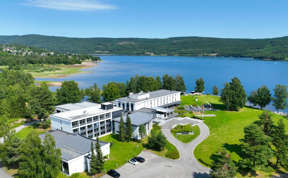 IDYLL VED INNSJØEN: Hurdalsjøen Hotell & Spa har 111 rom og ligger bare en times kjøring fra hovedstaden, og halve tiden fra Gardermoen. Hotellet fra 1969 har lagt ned mye arbeid i oppussing og utvikling de siste årene.