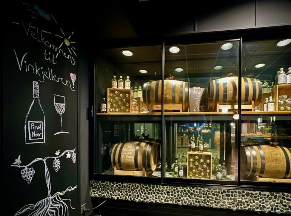 VELKOMMEN: Hotellet har satset på a la carte- og fine dining-restaurant, herunder også bygget en stor vinkjeller. Hotellets egen rø- og hvitvin selges på polet. I tillegg har de mikrobryggeri og flere spritsorter.