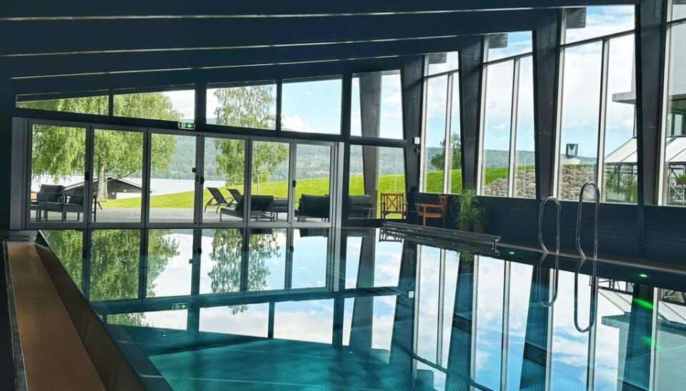 HOPP I DET: Eierne har brukt mange millioner kroner på oppussing av hotellet. Ny svømmehall og spa-avdeling er bare deler av ting som er blitt gjort de siste årene. HOPP I DET: Eierne har brukt mange millioner kroner på oppussing av hotellet. Ny svømmehall og spa-avdeling er bare deler av ting som er blitt gjort de siste årene.