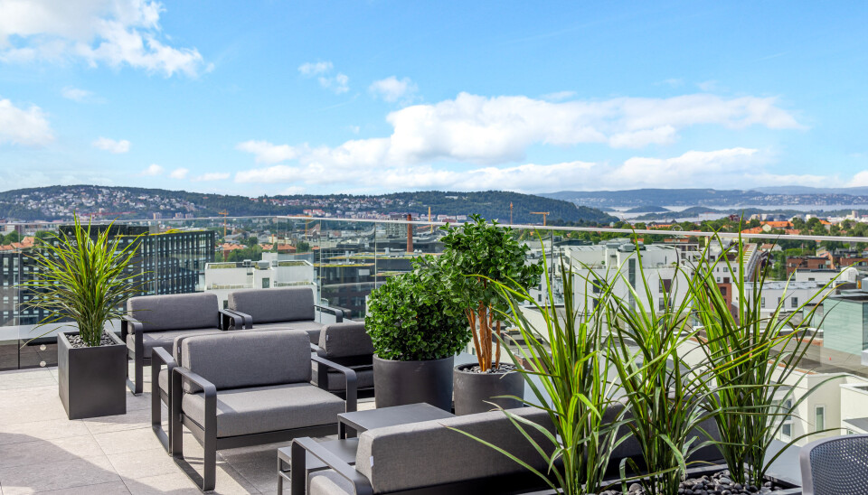 SJEKK DEN UTSIKTEN: Baren og takterrassen i 12. etasje er svært populært blant hotellets gjester og besøkende. Herfra kan en nyte feiende flott utsikt ut over hovedstaden.