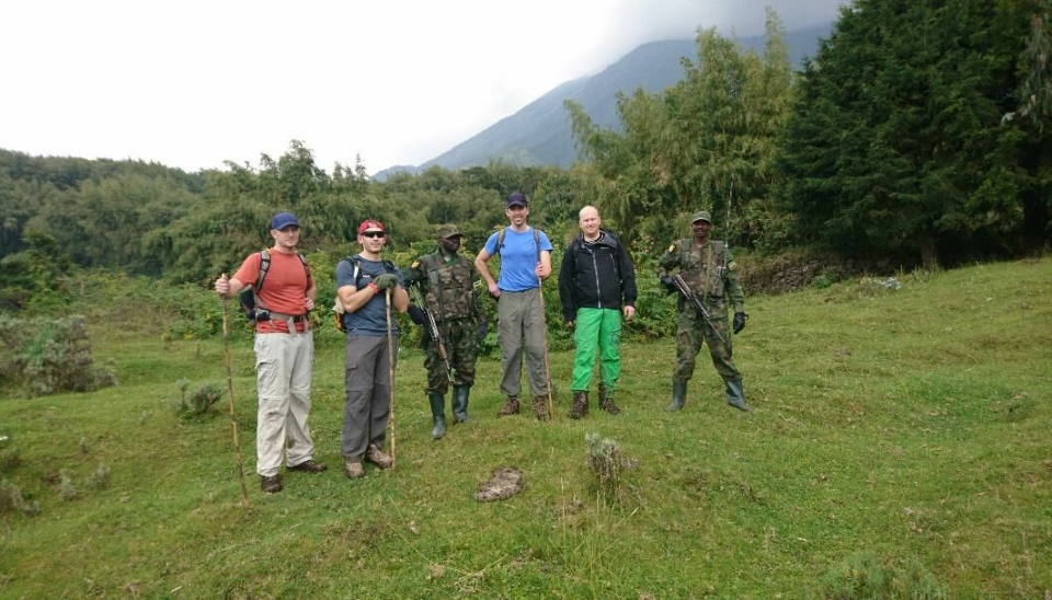 UT PÅ TUR: Frode Rørvik (i grønn bukse) har reist på utallige turer til Afrika i en årrekke. Bildet er fra Rwanda i 2018.