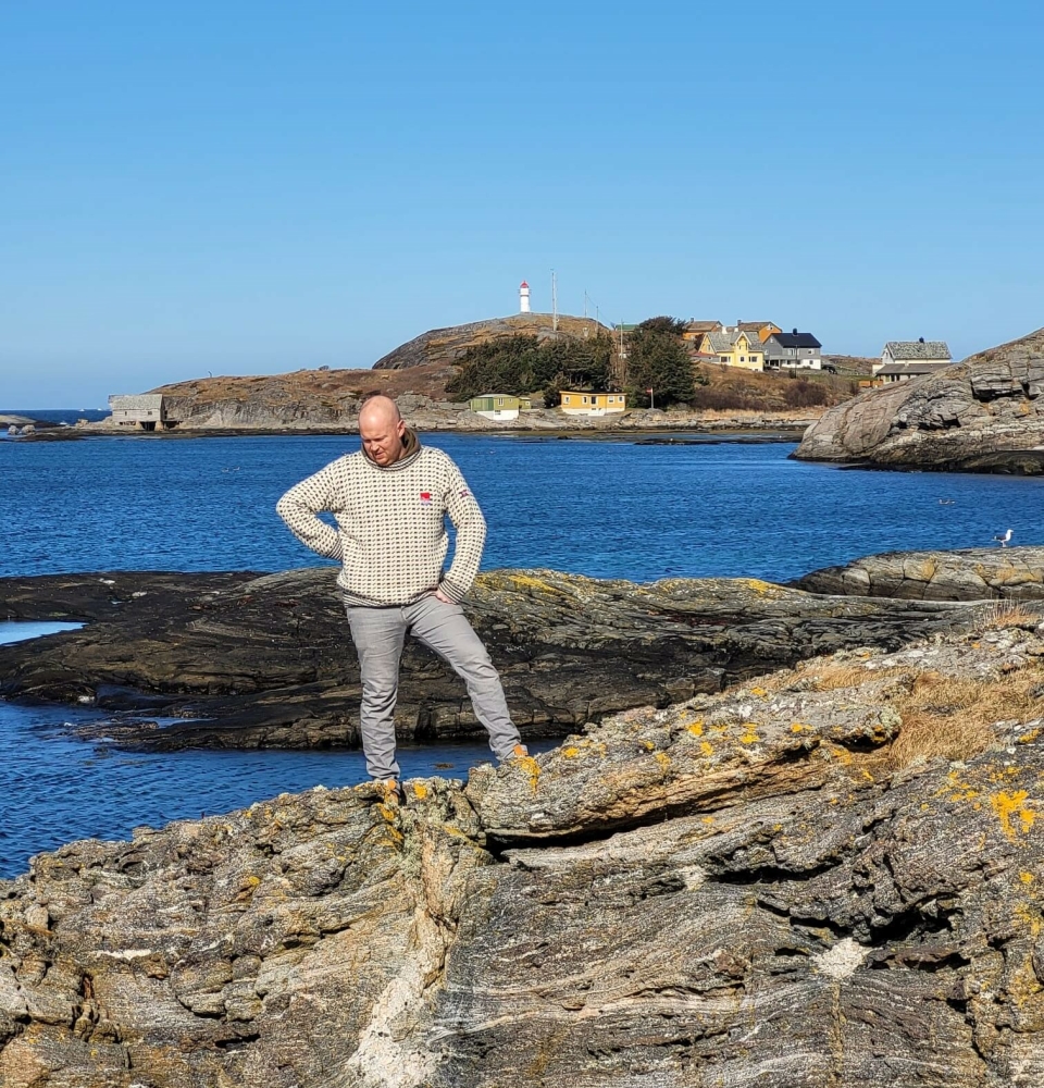 IDYLL: Øya Ona har 15 fastboende, og Frode er en av dem. I bakgrunnen kan en skimte øya.