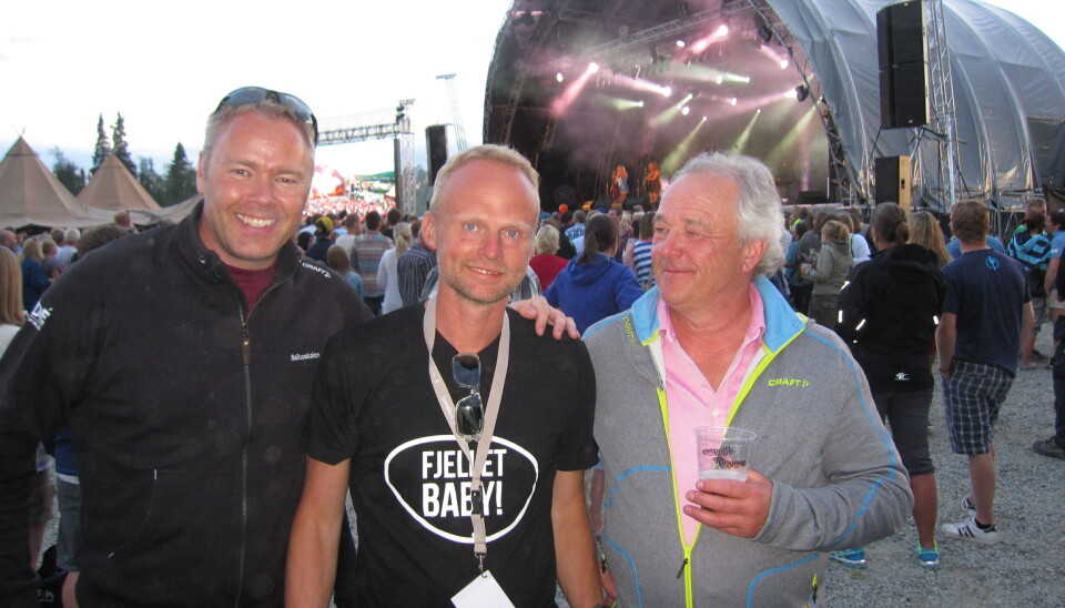 GOD STEMNING: Atle Hovi (til venstre) er imponert over det Trollrock-festivalen genererer for hele Beitostølen. Her fra et tidligere Trollrock-år, sammen med daværende ordfører Kjell Berge Melbybråten (til høyre) og Lasse Lauritzen, én av Beitostølens mest trofaste hytteeiere og mannen bak IDÉ-Gruppen. Foto:BjørnB/Republik GOD STEMNING: Atle Hovi (til venstre) er imponert over det Trollrock-festivalen genererer for hele Beitostølen. Her fra et tidligere Trollrock-år, sammen med daværende ordfører Kjell Berge Melbybråten (til høyre) og Lasse Lauritzen, én av Beitostølens mest trofaste hytteeiere og mannen bak IDÉ-Gruppen. Foto:BjørnB/Republik