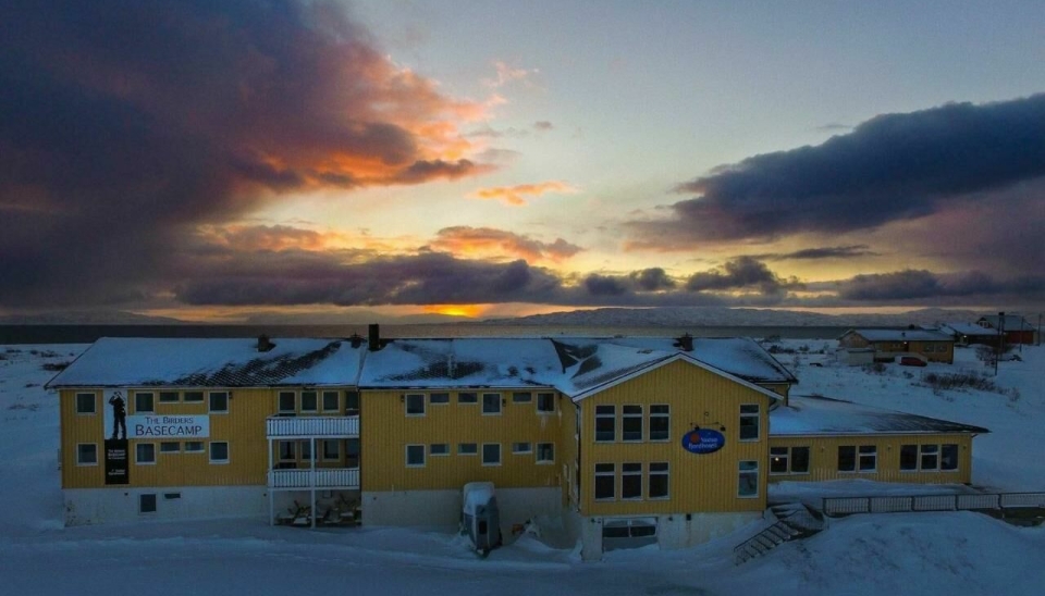 IDYLL: Vadsø Fjordhotell ligger bare et steinkast unna havet og med storslått natur som nærmeste nabo. I august avvikler hotellet driften.