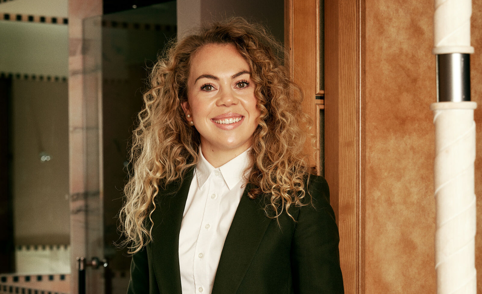 BRENNER FOR BRANSJEN: Karoline Bernander Silseth har litt å slekte på. Og hun har funnet seg veldig god t til rette i hotellbransjen og på Sommerro.