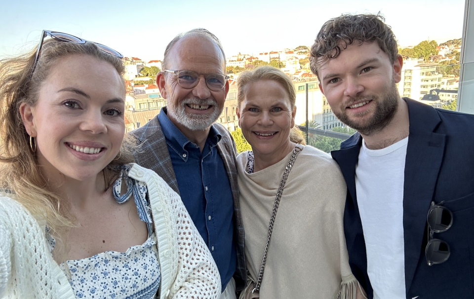 UT PÅ TUR - ALDRI SUR: Familien Bernander Silseth er en sammensveiset gjeng. Bildet er hentet fra tur til Lisboa. Fra venstre Karoline, Torgeir, Linda og Tobias.
