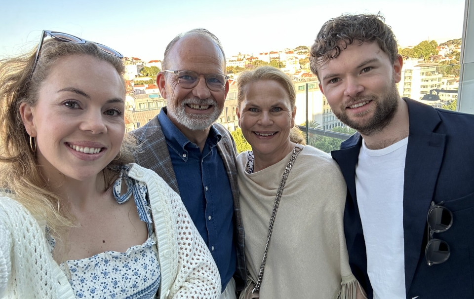 UT PÅ TUR - ALDRI SUR: Familien Bernander Silseth er en sammensveiset gjeng. Bildet er hentet fra tur til Lisboa. Fra venstre Karoline, Torgeir, Linda og Tobias.