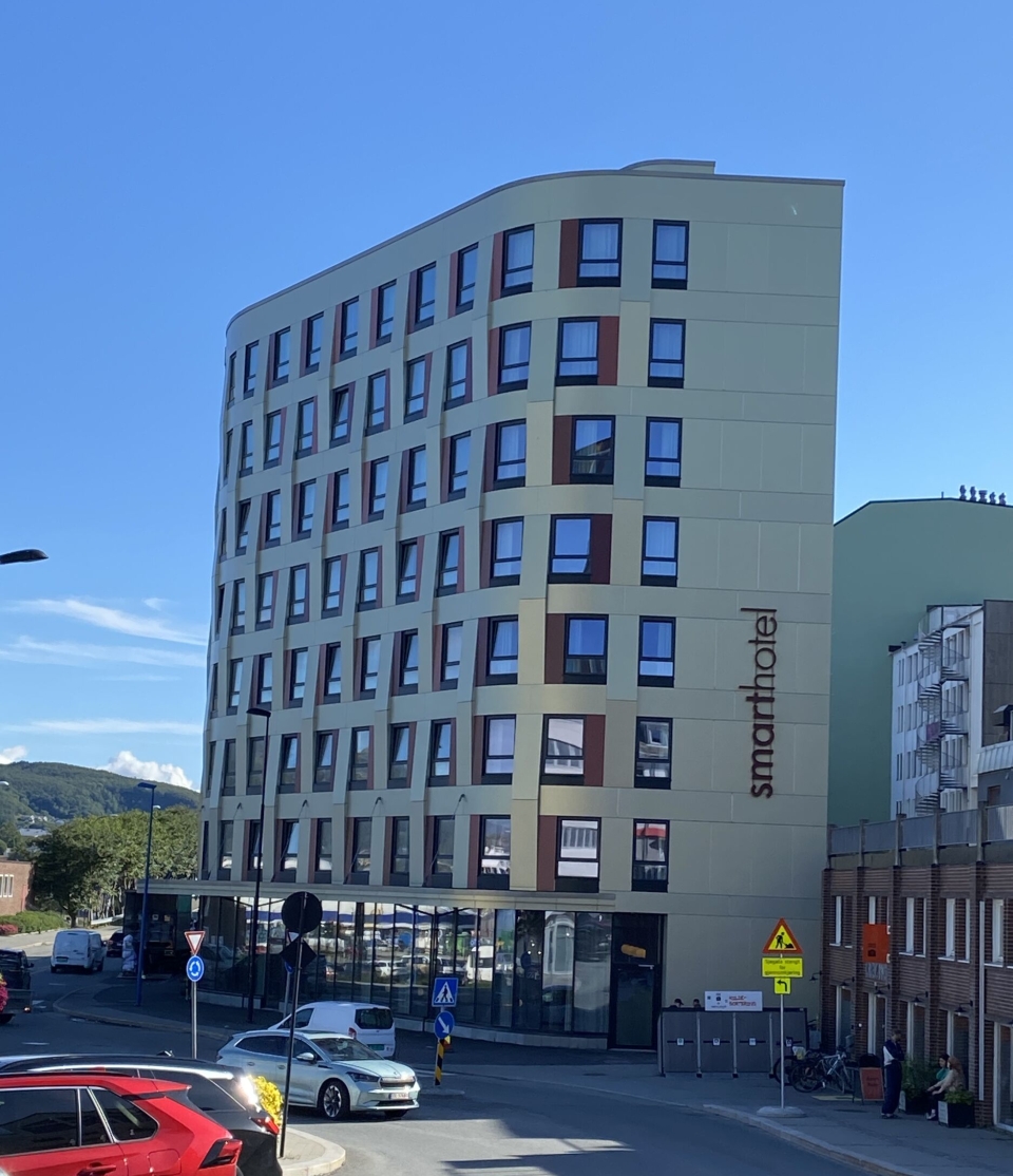 MIDT I KRYSSET: Smarthotel Bodø er snart ett år gammel, men har rukket å markere seg allerede i Bodø-markedet.